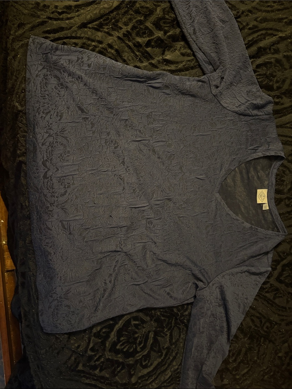 Women's Textured V-Neck Long Sleeve Tee in Navy